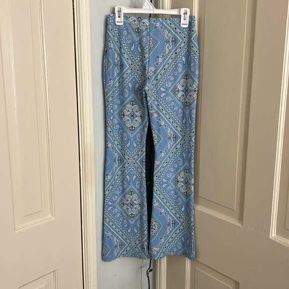 Forever 21 Blue Bandana Print Flare Leggings - Picture 2 of 2